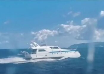 Roja bregdetare greke ndjek jahtin me emigrantë, kapen 30 prej tyre