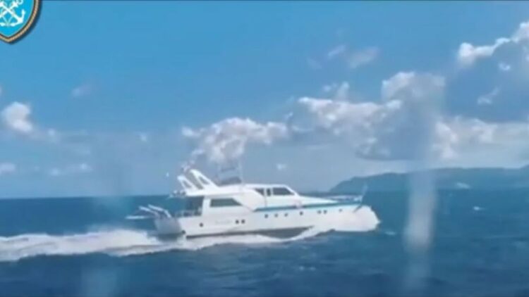 Roja bregdetare greke ndjek jahtin me emigrantë, kapen 30 prej tyre