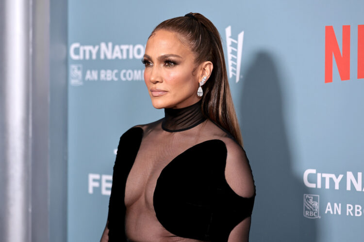 Jennifer Lopez “djeg” Instagramin me pozat sensuale
