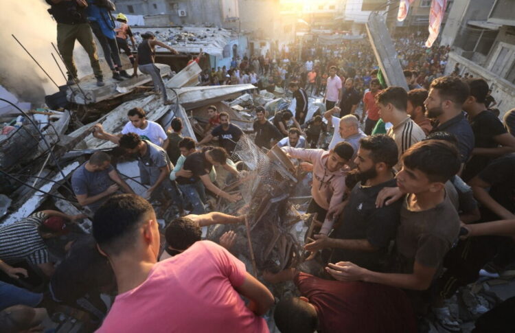 Izraeli bombardon kampin e refugjatëve Magzah në Gaza, 51 të vrarë