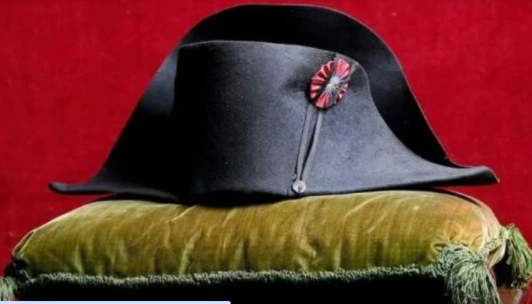 Në ankand kapelja 200-vjeçare e Napoleonit, shitet 800 mijë euro