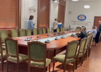 Opozita proteston ne Kuvend: O plehra! Pse hyni online, ne jemi këtu