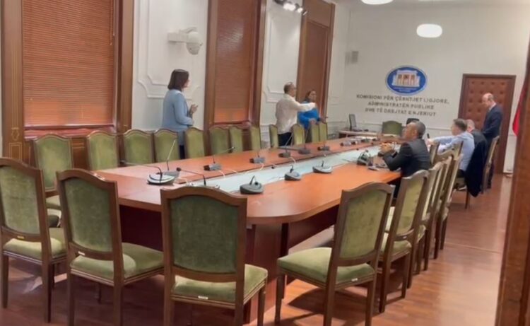 Opozita proteston ne Kuvend: O plehra! Pse hyni online, ne jemi këtu