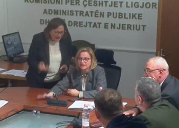 Deputetët e PD bllokojnë Komisionin e Ligjeve, ndërpritet mbledhja