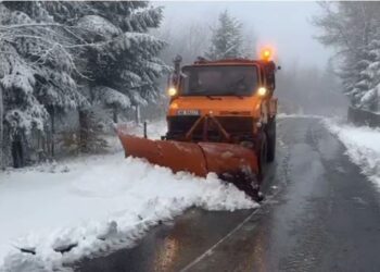Hapen rrugët drejt Dardhës dhe Voskopojës, fluks pushuesish