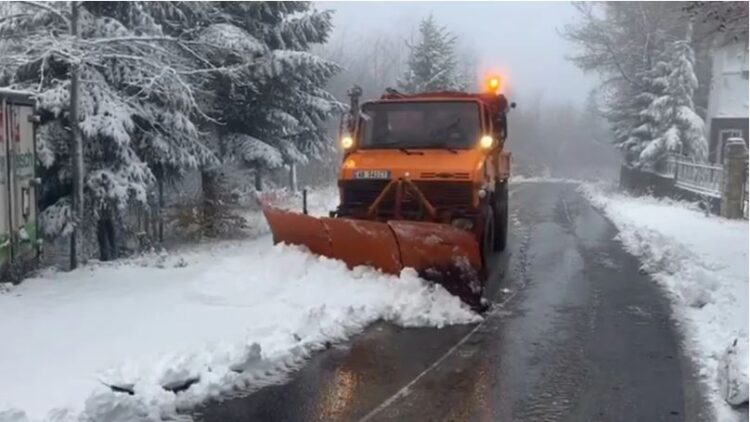 Hapen rrugët drejt Dardhës dhe Voskopojës, fluks pushuesish