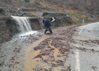 Kukës/ Borë dhe erë e fortë në zonat malore, rrëshqitje gurësh në disa akse rrugore