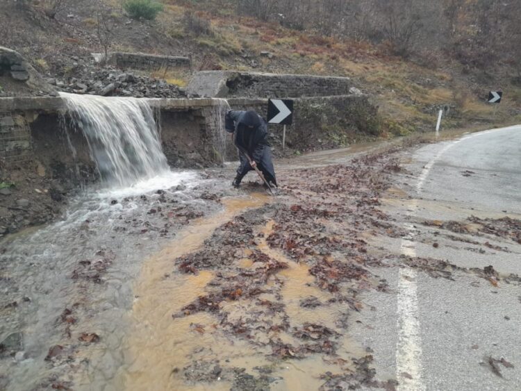 Kukës/ Borë dhe erë e fortë në zonat malore, rrëshqitje gurësh në disa akse rrugore