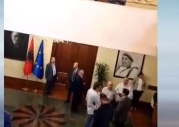 Kush janë dy deputetët e opozitës që u lejuan në mbledhje?