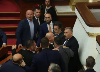 Seanca në Kuvend/ 6 deputetë të opozitës të përjashtuar, çfarë pritet