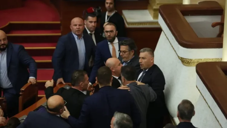 Seanca në Kuvend/ 6 deputetë të opozitës të përjashtuar, çfarë pritet