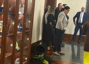 Tensione në Kuvend, opozita s’lë ministrin të futet, rrëzojnë vazot..