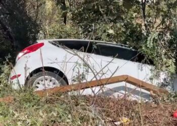 Aksident në aksin Lezhe-Laç, makina përfundon në kanal