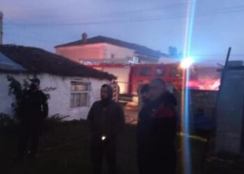 Prag tragjedie në Maliq, zjarri shkrumbon tre shtëpitë e fisit
