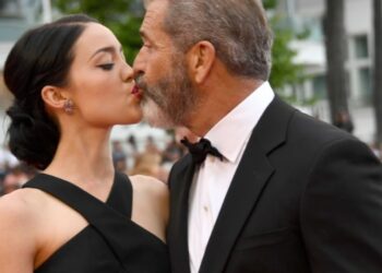 34 vite më e re, Mel Gibson mbron marrëdhënien me të dashurën