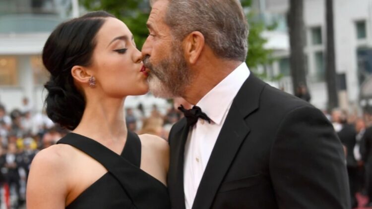 34 vite më e re, Mel Gibson mbron marrëdhënien me të dashurën