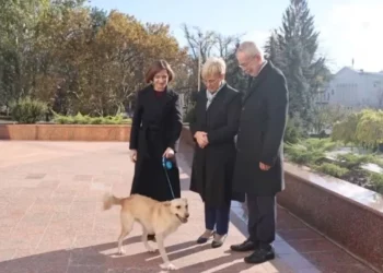 VIDEO/ Qeni i presidentes moldave kafshon presidentin austriak