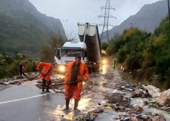 Reshjet e shiut, rënie masive gurësh në aksin rrugor Skuraj-Burrel