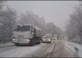 Moti i keq/ Bllokohet rruga Peshkopi-Bulqizë, një mjet del nga rruga