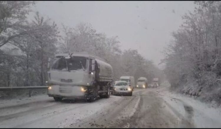 Moti i keq/ Bllokohet rruga Peshkopi-Bulqizë, një mjet del nga rruga