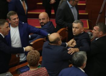 Denoncuan Nallbatin, shpërthen Vasili: Bandë hajdutësh pa moral…