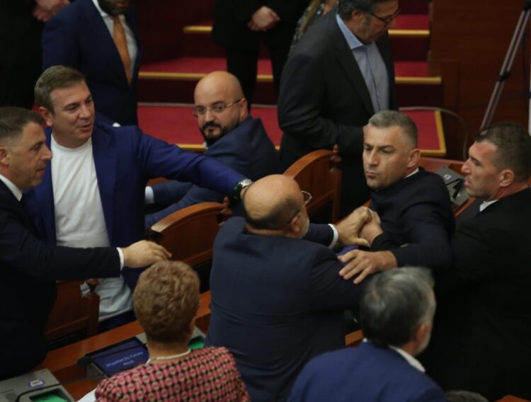 Denoncuan Nallbatin, shpërthen Vasili: Bandë hajdutësh pa moral…