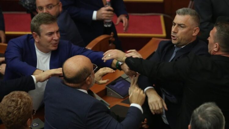 Edhe Bardhi nuk mbetet prapa Çuçit, padit në SPAK deputetin Sinaj