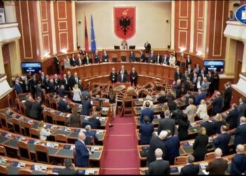 Opozita bllokoi foltoren, Nikolla vijon seancën: Do të vazhdojmë…