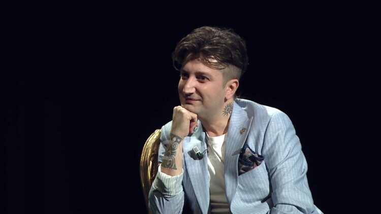 Trendet e flokëve dhe make up/ Olti Shulla: Po kopjojnë Edi Ramën…