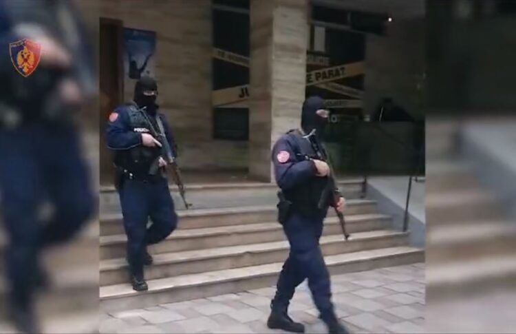 EMRAT/ 25 të arrestuar nga RENEA, sekuestrohen armë dhe drogë