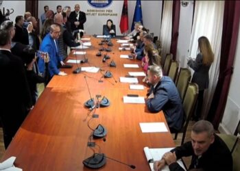 Opozita bllokon komisionin për Çështjet Europiane, godasin tavolinën