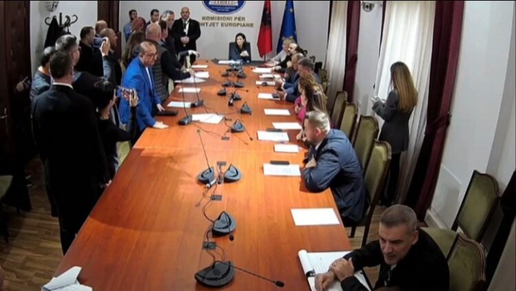 Opozita bllokon komisionin për Çështjet Europiane, godasin tavolinën