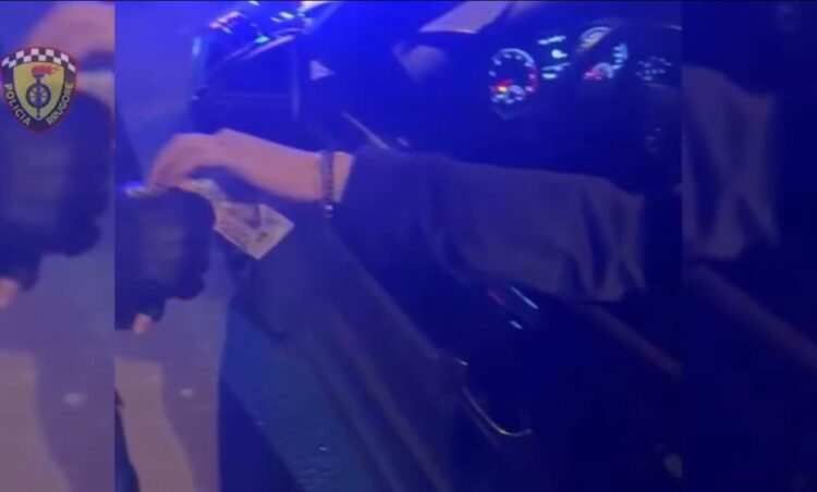 VIDEO/ Tenton të korruptojë policët, arrestohet shoferi i dehur