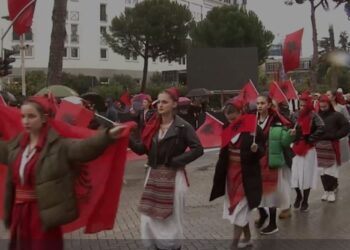 Me flamuj, këngë dhe motorë, nis “Parada e Shqiptarëve” në Tiranë