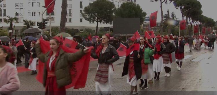 Me flamuj, këngë dhe motorë, nis “Parada e Shqiptarëve” në Tiranë