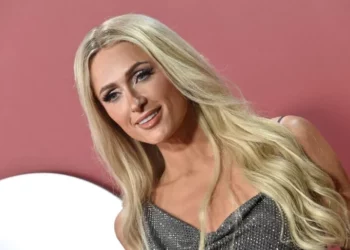 Paris Hilton njofton ardhjen e fëmijës së saj të dytë, surprizon emri