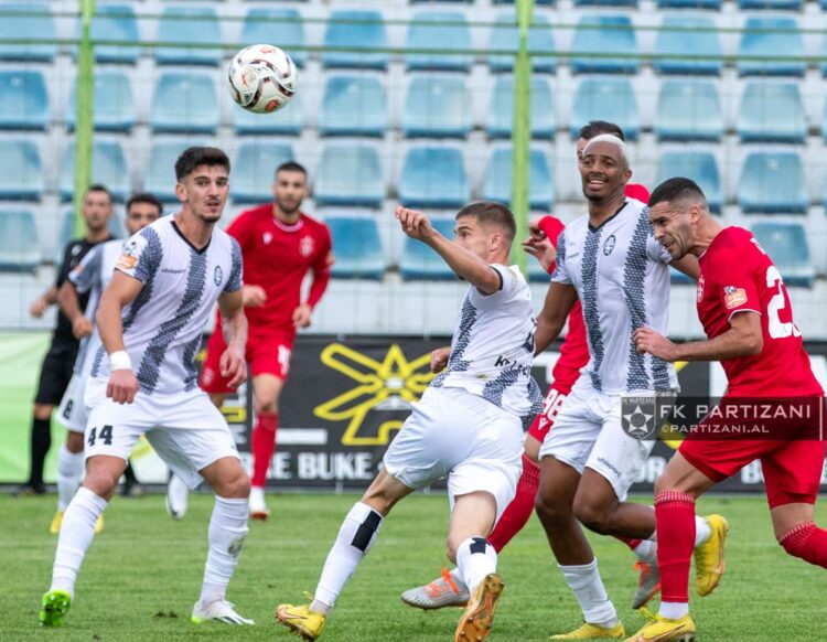 Pikantet e Laçi-Partizani/ Topi jashtë stadiumit, flamuri i këndit…
