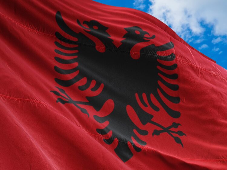 VIDEO/ Ambasada e SHBA uron shqiptarët për Ditën e Pavarësisë