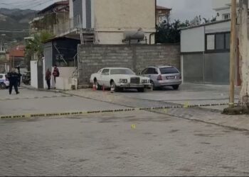 Të shtënat me armë zjarri në Peqin, shpallen në kërkim dy autorët