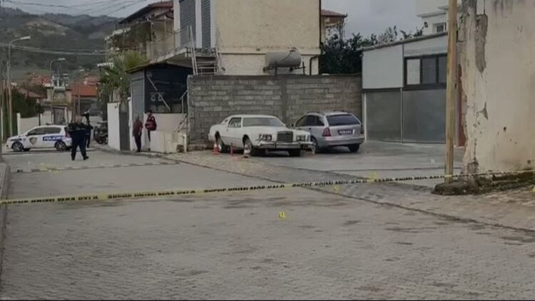 Të shtënat me armë zjarri në Peqin, shpallen në kërkim dy autorët