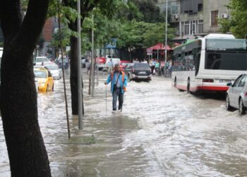 I përmbytet Tirana në pak minuta shi, Veliaj do të ndihmojë Toskanën