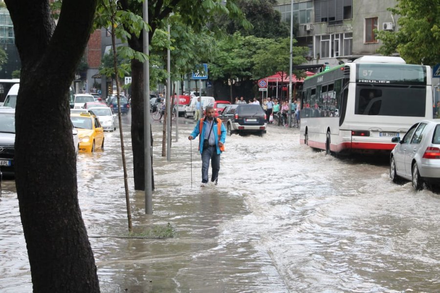 I përmbytet Tirana në pak minuta shi, Veliaj do të ndihmojë Toskanën -