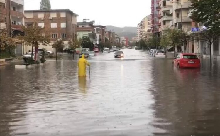 ‘Vlora sot’, deputeti Leskaj publikon pamje nga përmbytja e qytetit