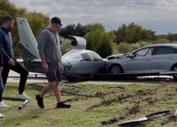 VIDEO/ Aksident i “frikshëm”, shoferi i pafat përplaset me… avionin