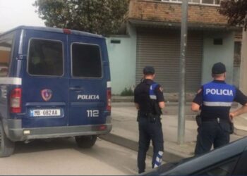 Në lokal gjatë orarit të punës, dy policët kapen duke pirë alkool