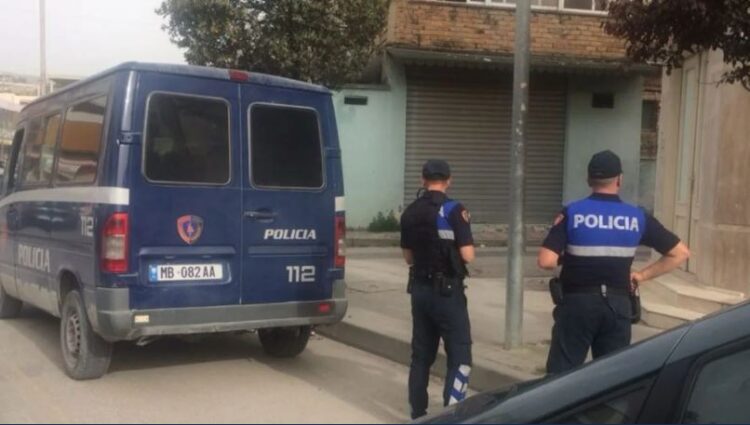 Në lokal gjatë orarit të punës, dy policët kapen duke pirë alkool