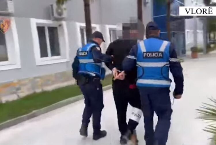Dhunuan 18-vjeçarin dhe i morën paratë, një i arrestuar në Vlorë