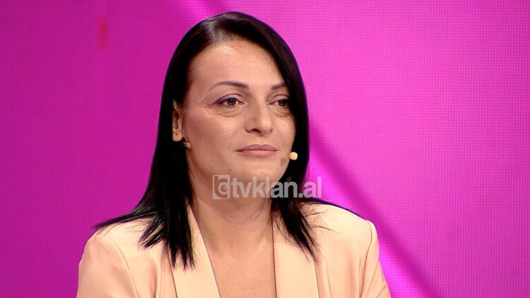 “Të kanë gjetur në koshin e plehrave”, Pranvera kërkon të vërtetën për prindërit