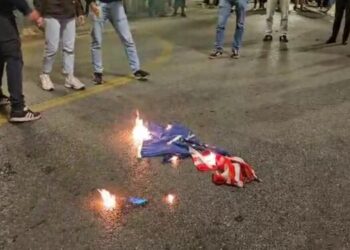 Protesta në Athinë, digjet flamuri i NATO-s dhe SHBA-së