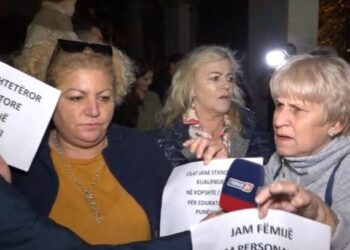 Dhuna e edukatores ndaj 3-vjeçares, protesta e qytetarëve në Tiranë (FOTO)